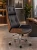 elegancki-fotel-biurowy-webster-orzech-sklejka-gieta.webp