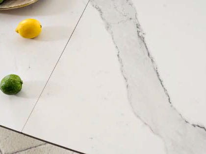 efekt marmuru-stół Armani Ceramic.jpg