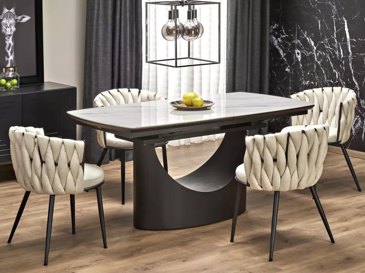 Krzesła K516 jasny beż i stół Osman w komplecie.webp