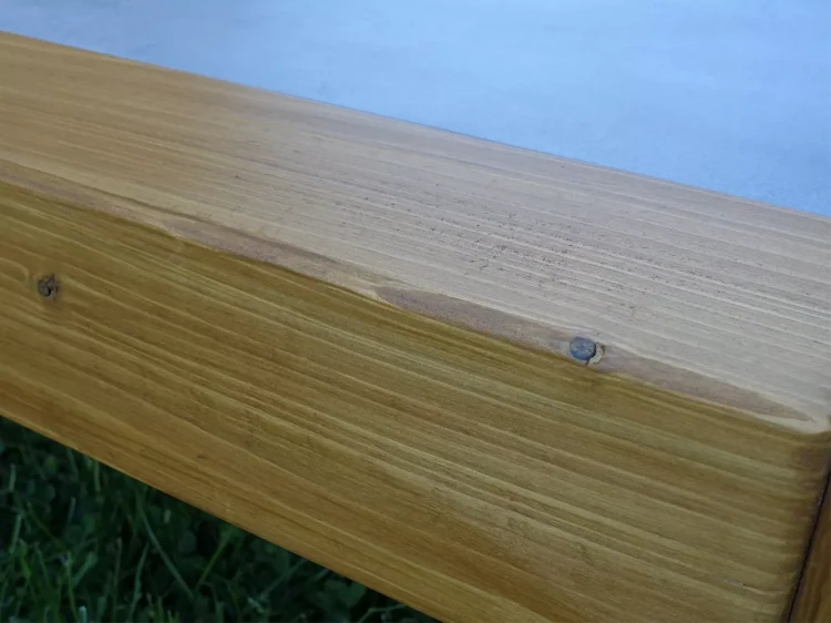 Stolik kawowy Muscat lite drewno w cieniu.webp