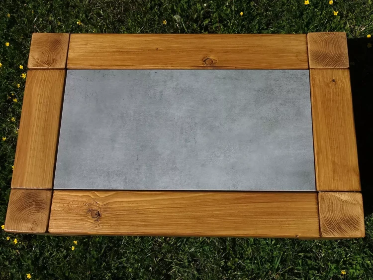 Stolik kawowy Muscat z ceramicznym blatem-w pełnym słońcu.webp